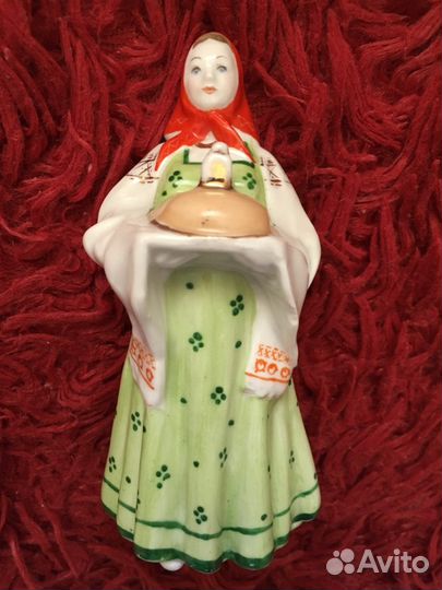 Статуэтка Девушка с караваем Дулево