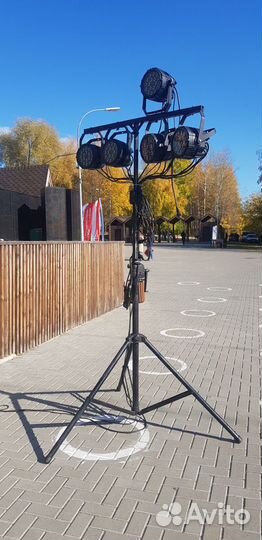 Стойка со световыми приборами