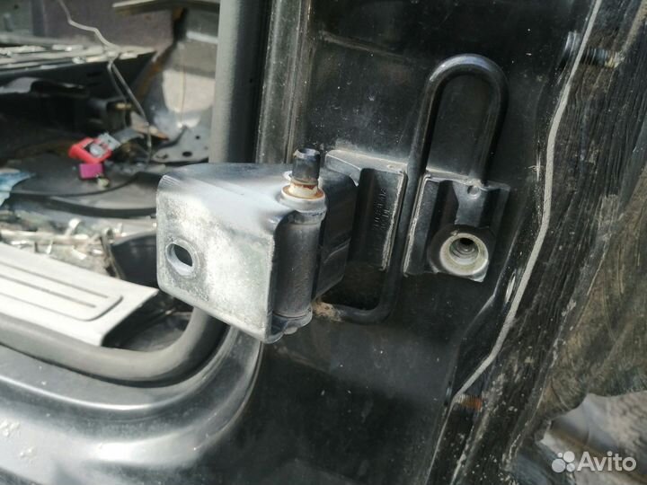 Петля передней двери Volkswagen Touareg 1