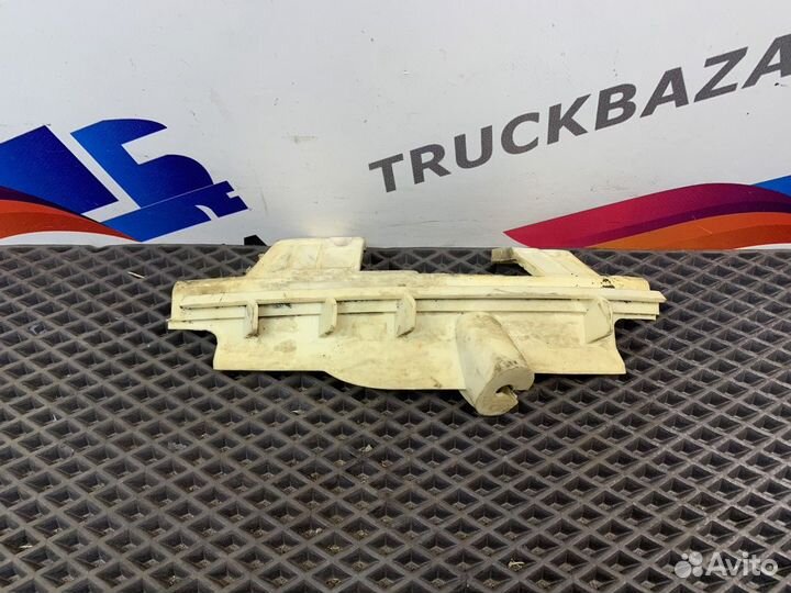 1957278 Кронштейн брызговика