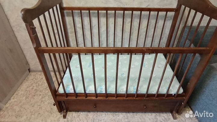 Детская кроватка с маятником и ящиком