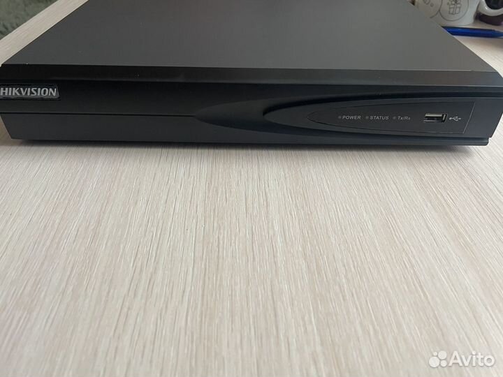 Видеорегистратор Hikvision DS-7604NI-SE