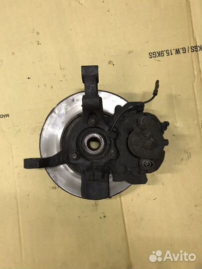 Opel Astra H кулак передний в сборе