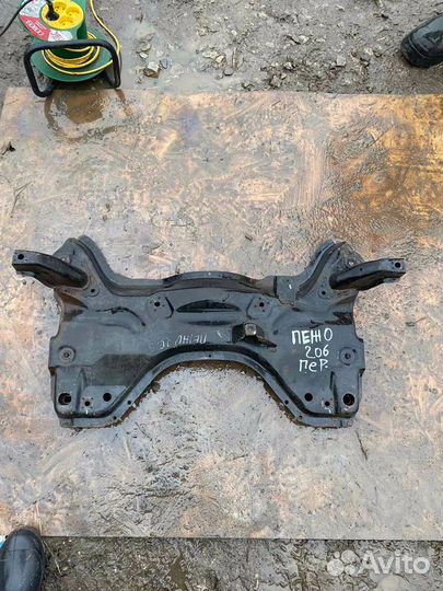 Передний подрамник Peugeot 206