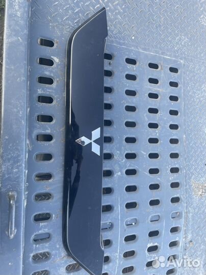 Накладка крышки багажника mitsubishi outlander Xl