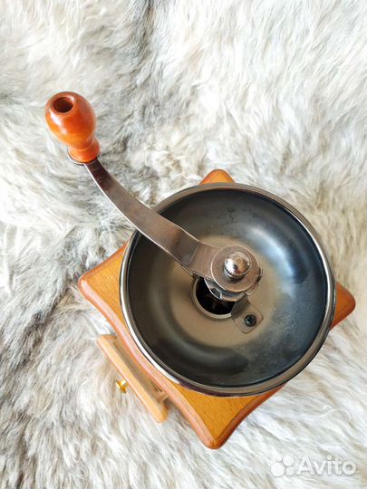 Кофемолка жерновая ручная