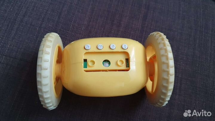 Убегающий будильник на колесах