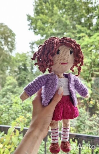 Вязаная кукла с кардиганом и юбкой ручной работы