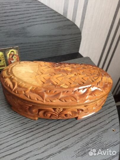 Деревянная шкатулка