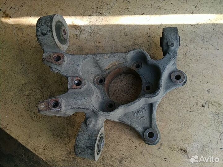 Кулак поворотный левый Dodge Journey