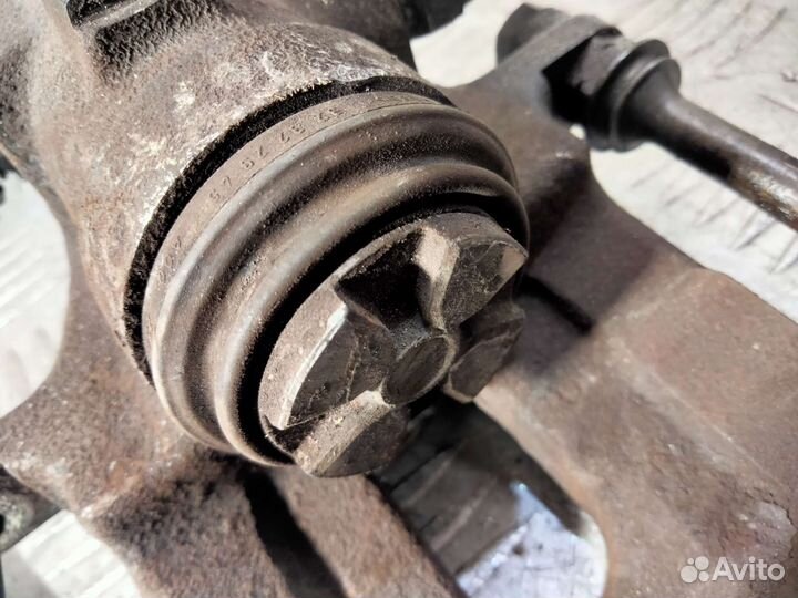 Суппорт задний левый Ford Focus 1