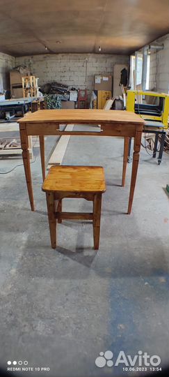 Столик деревянный и табуретки