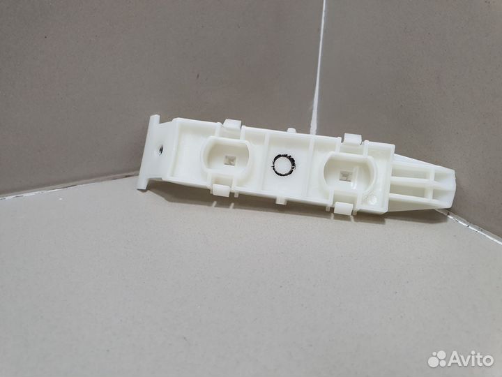 Направляющая переднего бампера Suzuki Grand Vitara