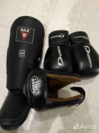 Комплект.боксерские перчатки,шлем,щитки