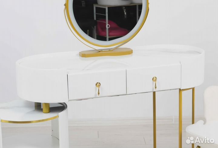 Туалетный столик. Столик с подсветкой