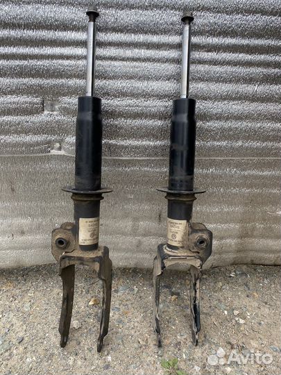 Продам передние стойки на Touаreg