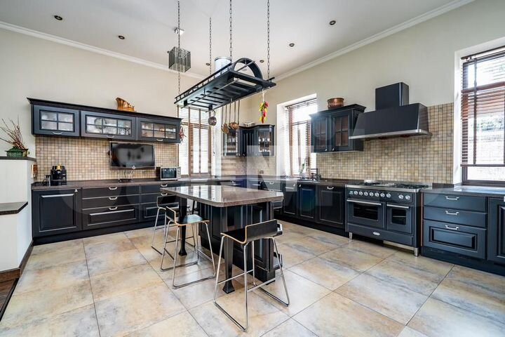 Дом 1000 м² на участке 15 сот.