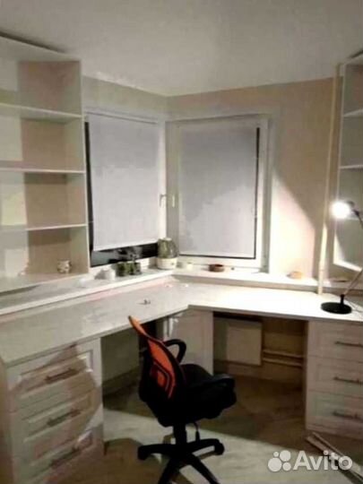 Рабочая зона в углу у окна