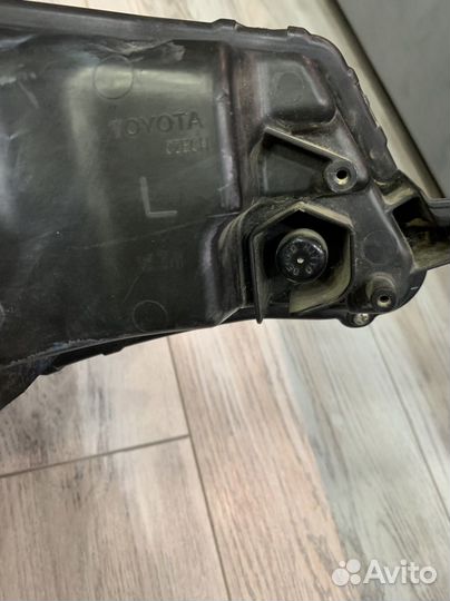 Фара на toyota avensis 2015-2018г