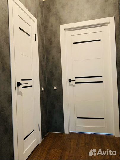 Двери с черным стеклом