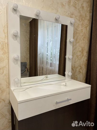 Гримерное зеркало со столом