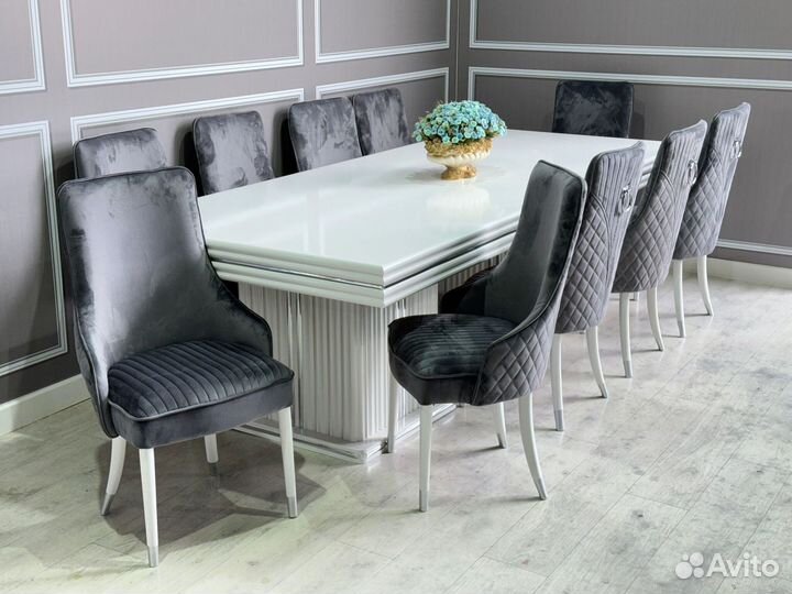 Стол обеденный. В наличии