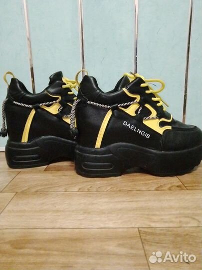 Кроссовки женские