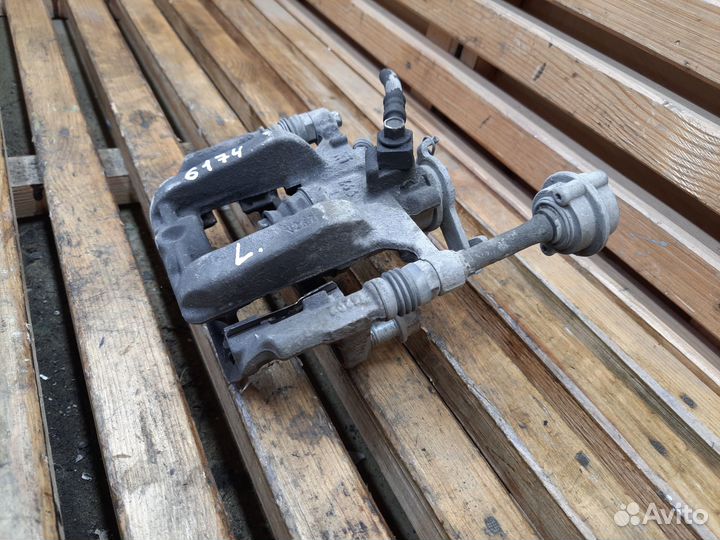 Opel Astra J GTC - Суппорт тормозной задний левый