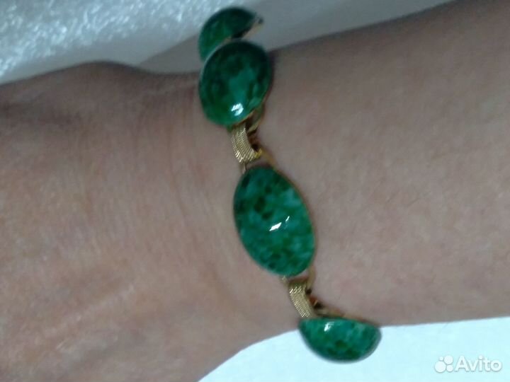 Браслет с зелеными камнями яркий аксессуар