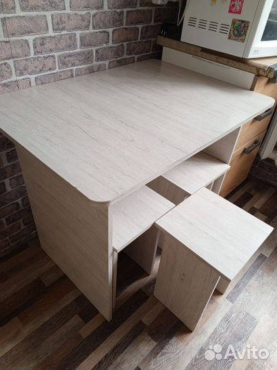 Кухонный стол и стулья комплект