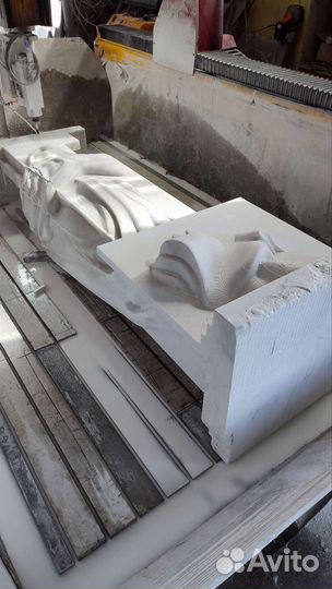 Скульптура из мрамора Дева Мария