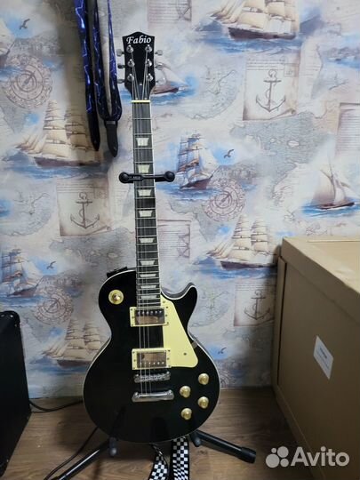 Электрогитары Stratocaster и Les Paul