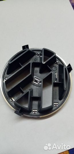 Эмблема volkswagen в решетку радиатора polo