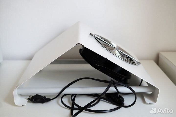 Маникюрная вытяжка Emil металлический корпус