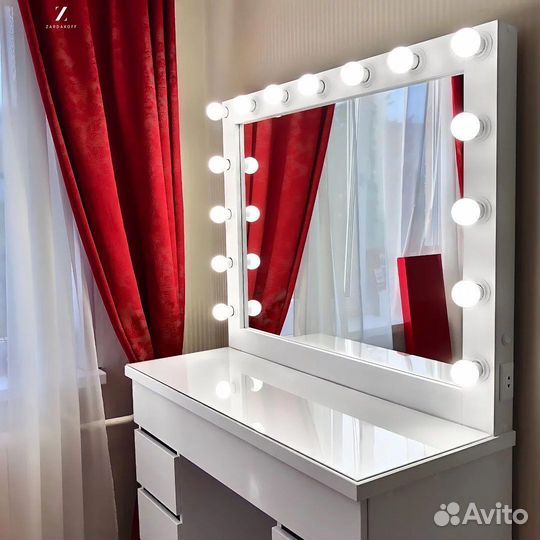 Туалетный столик с гримёрным зеркалом визажиста