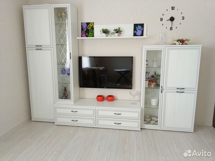 Стенка в гостиную со шкафом новая, стол круглый