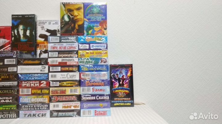 Видеокассеты с фильмами, мультфильмами