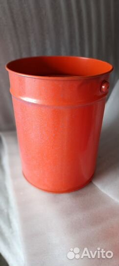 Железное ведро с крышкой