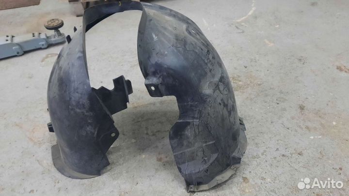 Правый передний подкрылок Ситроен C4 B7