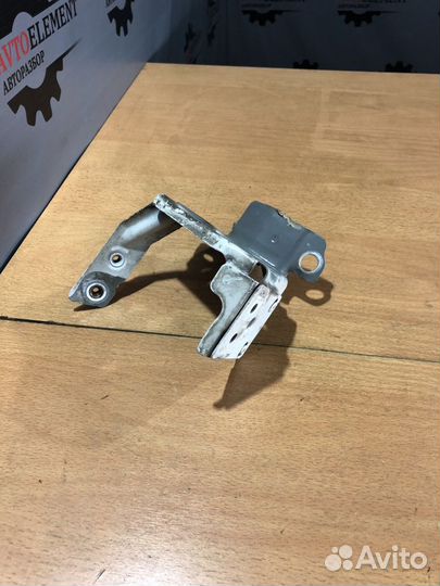 Кронштейн крыла Левый