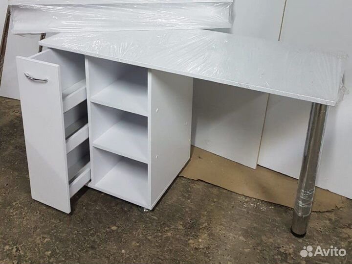 Маникюрный стол с вытяжкой