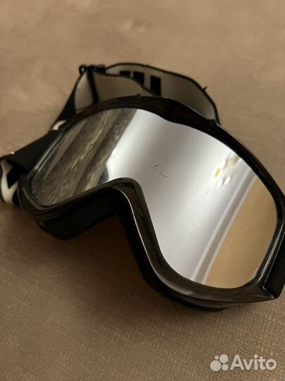 Горнолыжные очки и шлем