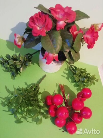Искусственные цветы, ягоды и веточки