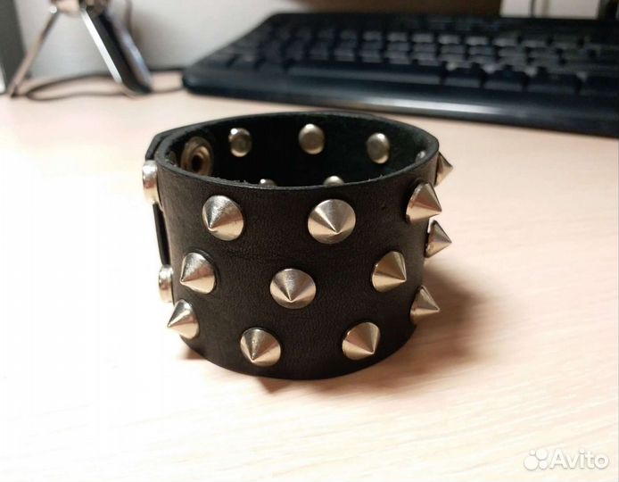 Кожанный браслет / шипованный напульстник