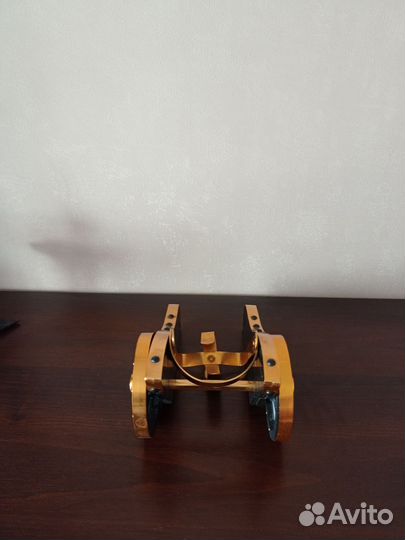 Интерьерная подставка для бутылки вина