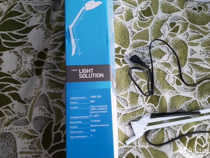 Лампа настольная с лупой