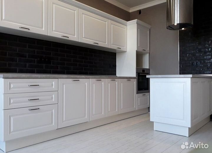 Кухонный гарнитур с каменным островом