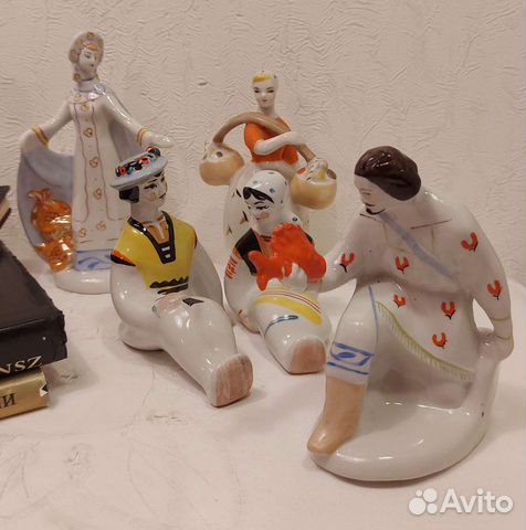 Статуэтки и чашки Голова разные