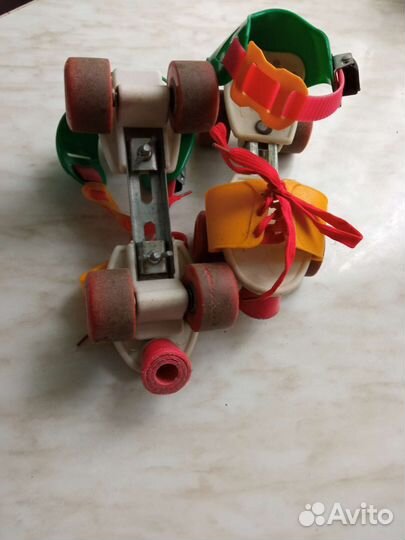 Роликовые коньки