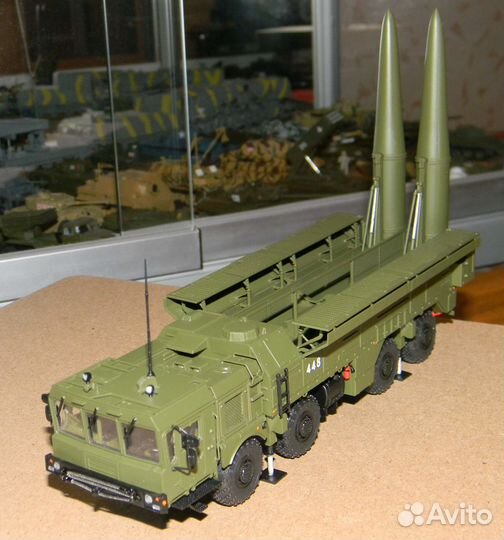 Модель отрк «Искандер-М» 1/72 собранная окрашенная